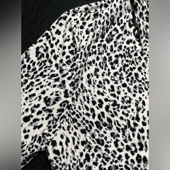 Vince Camuto Women’s Leopard Print V-Neck Stretch Blouse Size S 3/4 Sleeve Chic - Picture 7 of 9